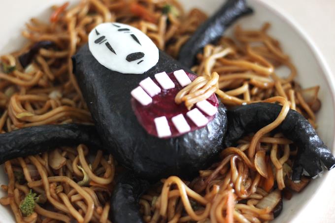 Un piatto di spaghetti allo Yakisoba con Senza Volto