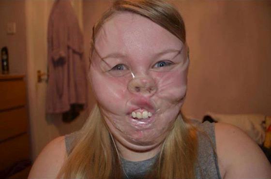 Ragazza con faccia avvolta da nastro adesivo