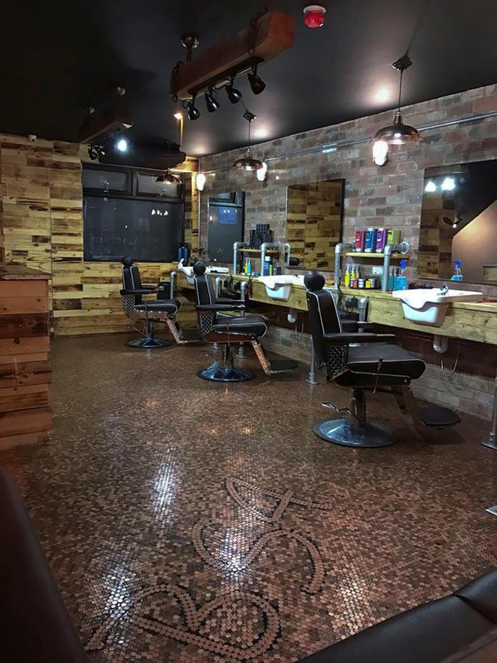 Panoramica del locale del giovane barbiere, con il pavimento ricoperto da 70mila penny!
