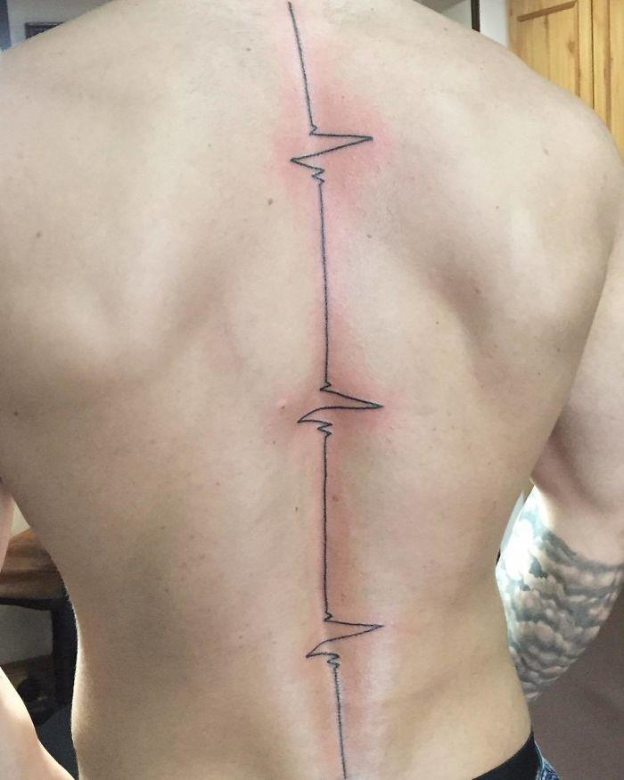 Un tatuaggio astratto per la schiena - Tatuaggi per la spina dorsale, i più belli per la tua schiena