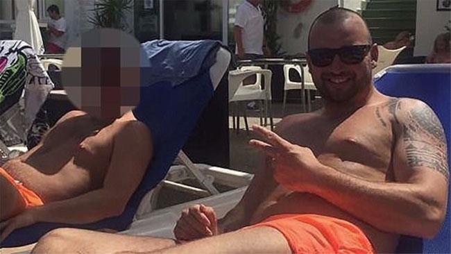 Eroe dice alla fidanzata di uscire per una birra e poi parte per Ibiza Gareth si gode il soggiorno a Ibiza