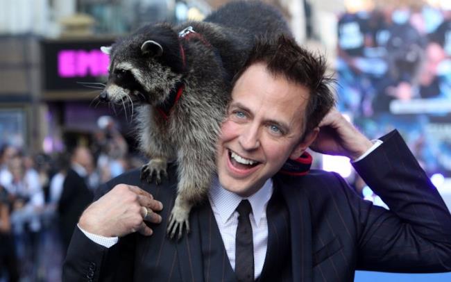 James Gunn Il regista James Gunn in posa con un procione.