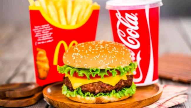 Un panino, delle patatine e una bevanda La foto del classico menù McDonald's