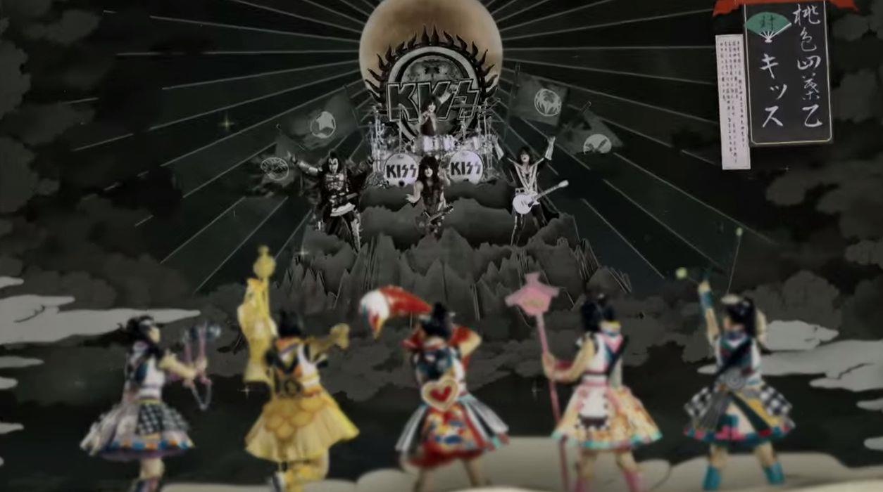 Una scena del video dei KISS e Momoiro Clover Z