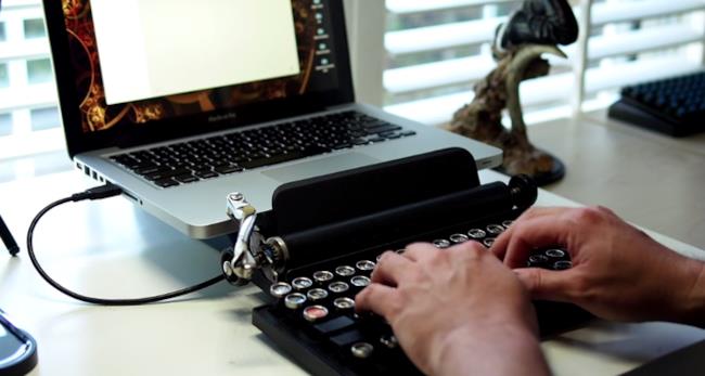 Macchina da scrivere USB con MacBook