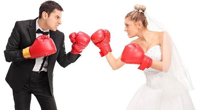 Non si presenta al matrimonio, lei lo cerca e lo riempie di botte La sposa contro lo sposo
