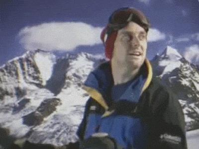 Un ragazzo scia su un divano - Le GIF più divertenti da scaricare e condividere