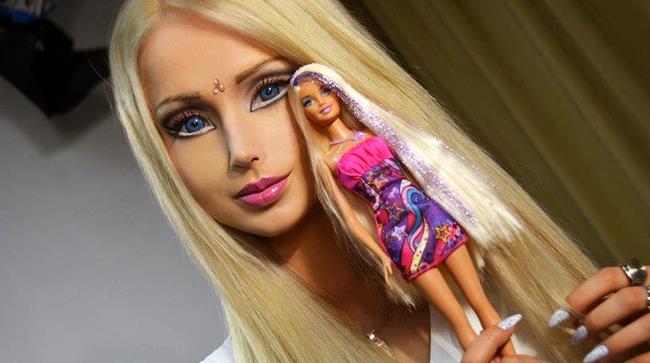 Valeria è una modella che vuole diventare una Barbie in carne ed ossa La modella che si è trasformata in una Barbie in carne ed ossa