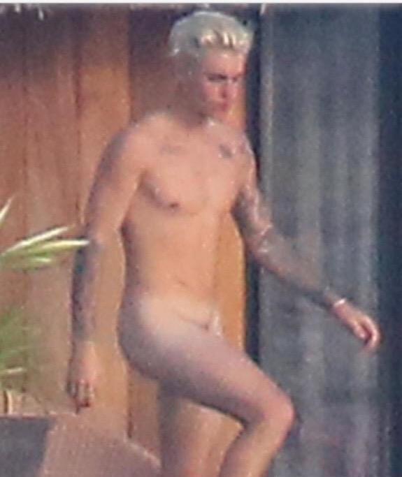 Justin Bieber mostra il biberon nudo