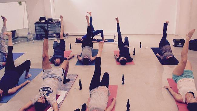 Sessione di allenamento Uomini e donne intenti in una lezione di BierYoga