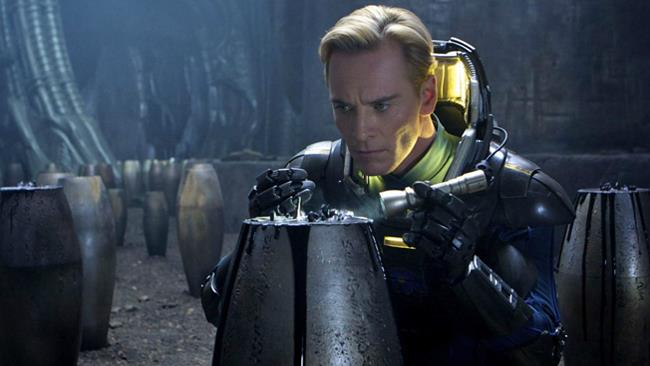 Michael Fassbender nel film Prometheus