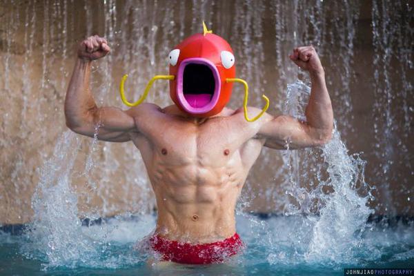 Bro Magikarp incanta nel suo costumino rosso di cosplay Pokémon! Il cosplay Bro Magikarp in piscina