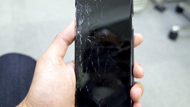 Un telefono distrutto Uno smartphone con lo schermo spezzato.