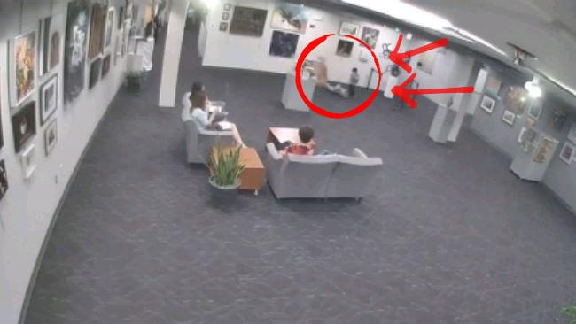 La stanza con i protagonisti della storia L'immagine catturata dalle videocamere di sorveglianza