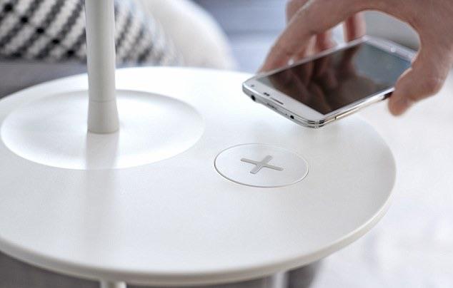 IKEA lancia i mobili che ricaricano il tuo telefono Comodino con ricarica wireless incorporata
