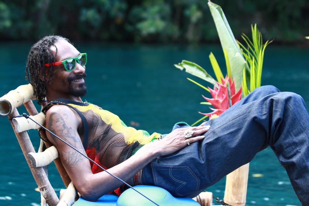 Snoop Dogg seduto