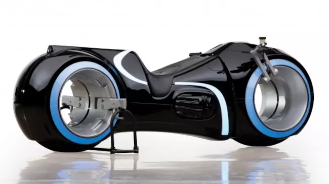 La lightcycle di TRON riprodotta nella realtà funziona e andrà all'asta La riproduzione funzionante della lightcycle di TRON