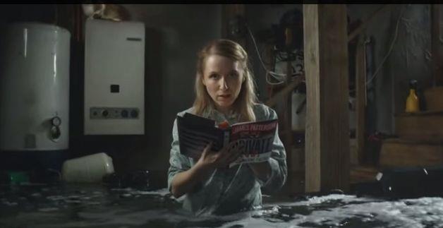 Il libro di James Patterson Private Vega si autodistrugge e arriva con gli artificieri Un'immagine dallo spot per il libro che si autodistrugge