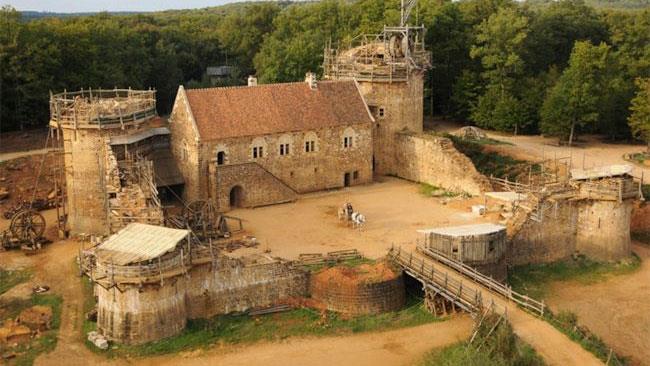Il castello medievale in costruzione Ultime fasi di costruzioni del castello medievale