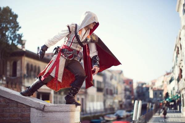 Leon Chiro in cosplay da Ezio Auditore