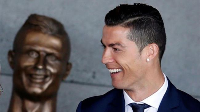 Lo scultore del busto di Cristiano Ronaldo ci riprova Cristiano Ronaldo ride nel vedere il primo busto realizzato da Emanuel Santos