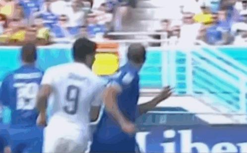 GIF Morso Suarez e Chiellini