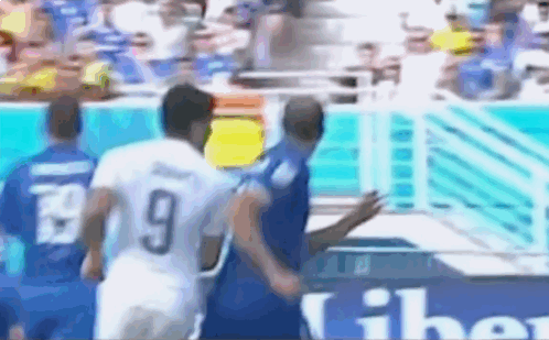 GIF Morso Suarez e Chiellini