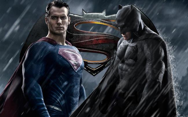 Batman V Superman col logo di Dawn of Justice Henry Cavill e Ben Affleck sono Superman e Batman
