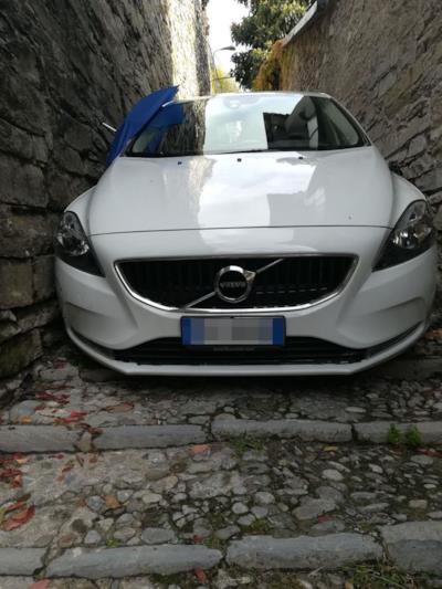 L'auto incastrata fra due muri
