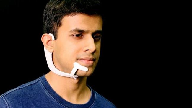 AlterEgo, il dispositivo che ti permette di comunicare col pensiero Arnav Kapur, uno dei ricercatori del MIT, utilizza AlterEgo