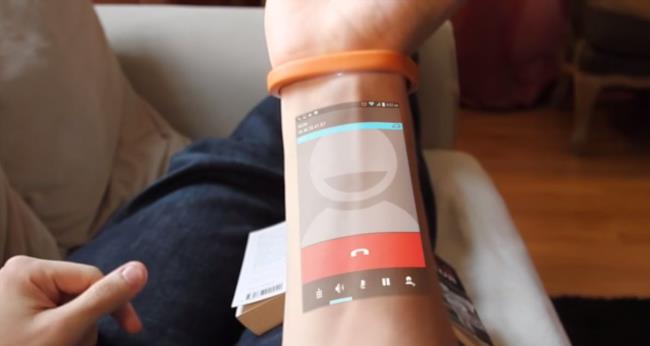 La tua pelle diventa un touchscreen con Cicret Bracelet Cicret Bracelet risponde a una chiamata su cellulare