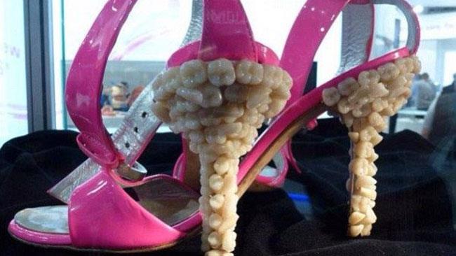 Profilo Instagram raccoglie le scarpe più brutte del pianeta L'orribile paio di scarpe coi tacchi ricoperti da denti