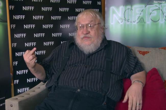 George R.R. Martin manda affanculo i fans preoccupati per la sua salute George R.R. Martin fa il dito medio