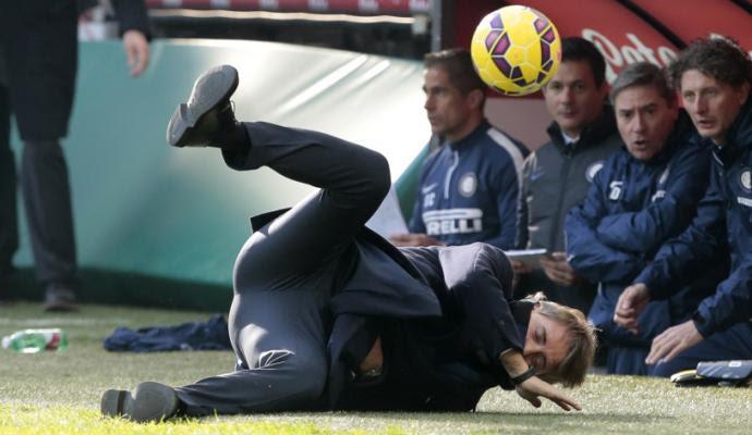 mancini che scivola a bordo campo