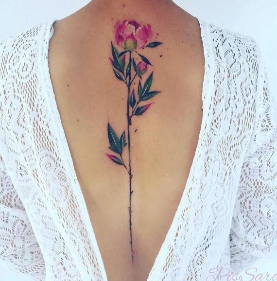 Un fiore ad acquarello sulla schiena - Tatuaggi acquarello, alcune fantastiche idee per i tuoi lavori