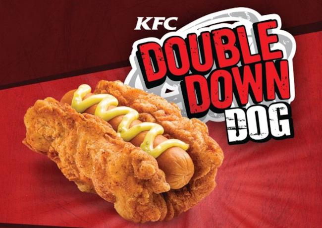 L'hotdog con pollo fritto al posto del pane di KFC vuole intasare le tue coronarie Il Double Down Dog in un'immagine promozionale