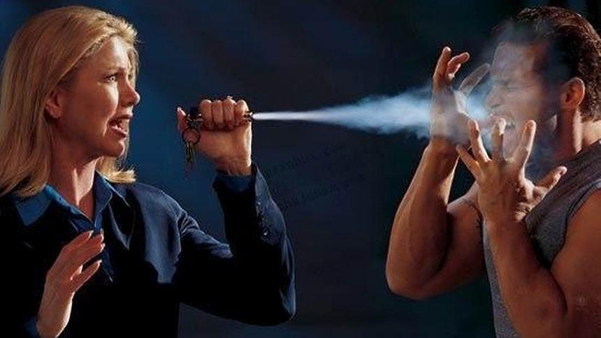 Una donna usa dello spray al peperoncino