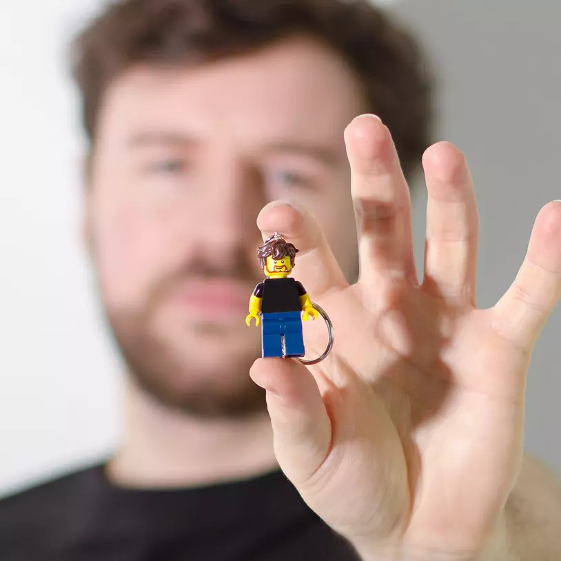 Il portachiavi mini LEGO che riproduce le nostre fattezze