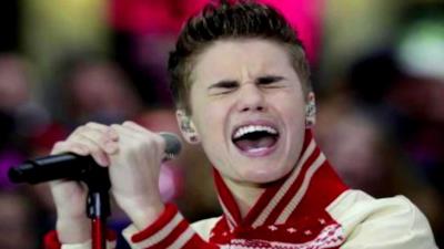Justin Bieber canta