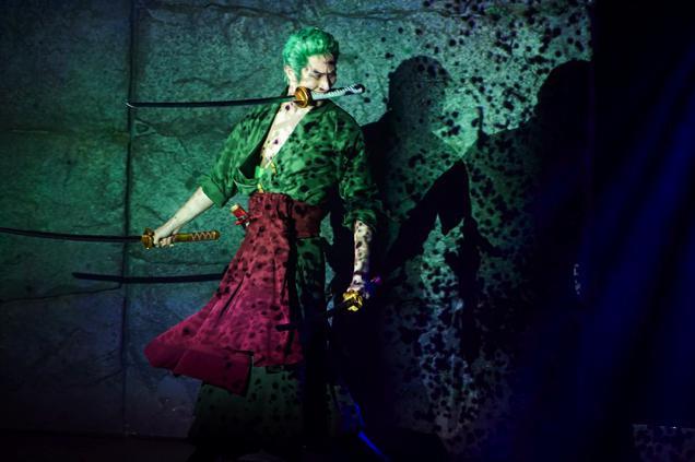 Zoro in uno show dal vivo alla Tokyo One Piece Tower