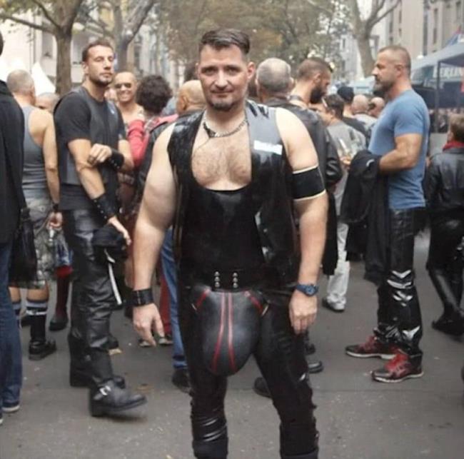 Mischa e il suo pene in giro per Berlino