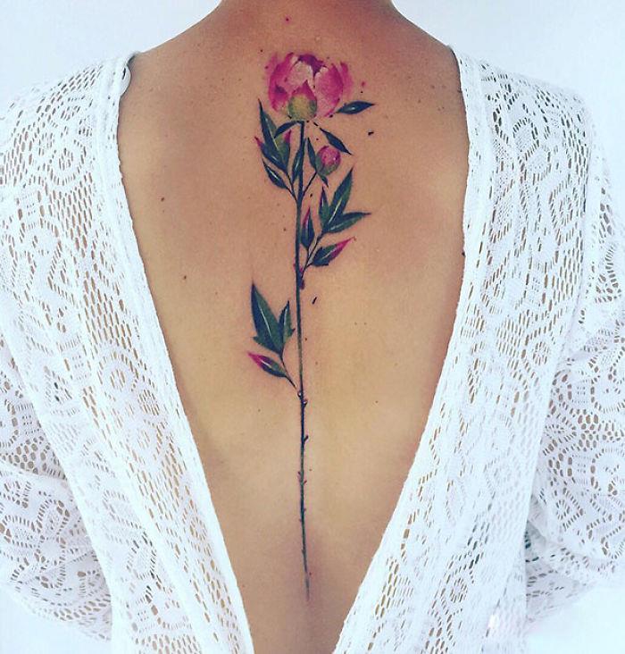 Un fiore tatuato sulla schiena - Tatuaggi per la spina dorsale, i più belli per la tua schiena