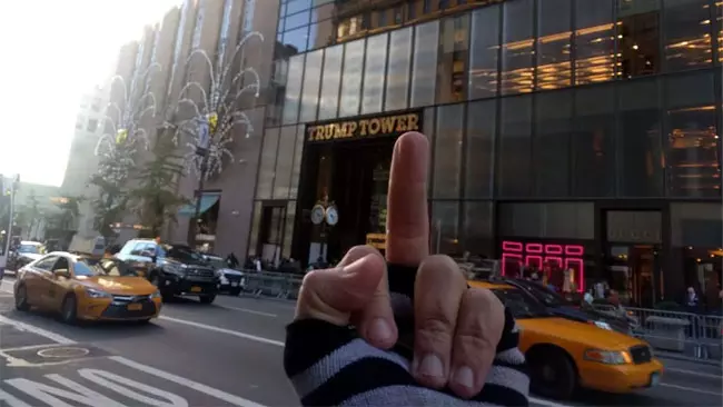 Foto di protesta contro il governo di Trump La foto di un gesto indirizzato verso la Trump Tower
