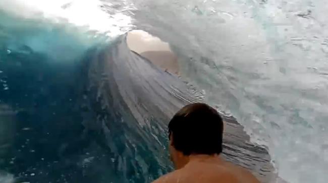 Sport estremi e imprese pericolose Surfista in un tunnell d'acqua