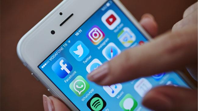 Le immagini più divertenti di maggio 2017 da condividere su WhatsApp l'icona di whatsApp sul display di uno smartphone