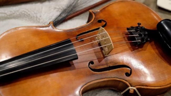 Un classico violino in legno La foto della parte centrale di un violino