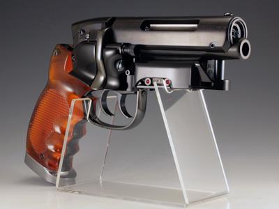 Una riproduzione da collezione dell'arma di Rick Deckard