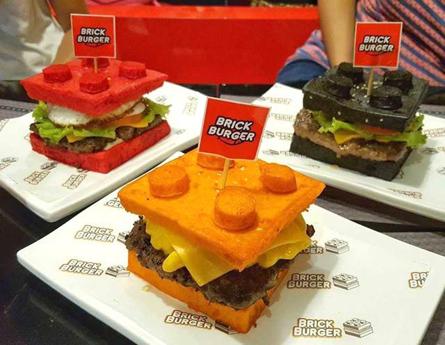 Brick Burger appena preparati per il cliente