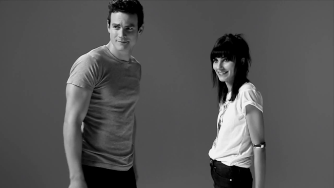 ragazzo e ragazza sul set di First Kiss