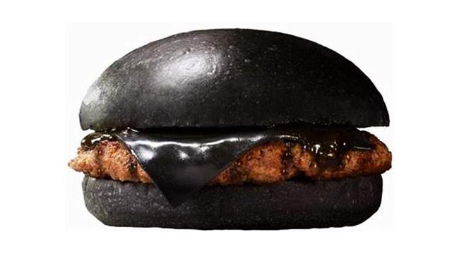 Gothburger prodotto da Burger King in Giappone Hamburger completamente nero dal Giappone